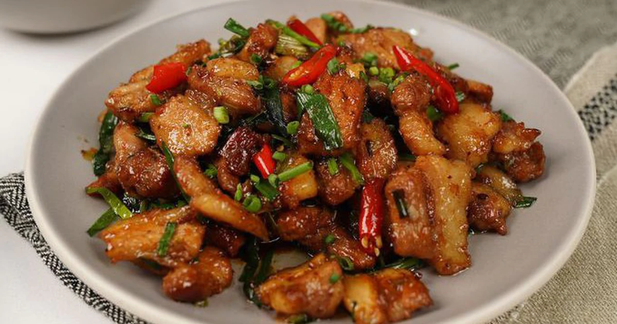 Cuối tuần rang thịt ba chỉ cháy cạnh, miếng thịt vàng ruộm, thơm nức, ăn với cơm nóng cực cuốn